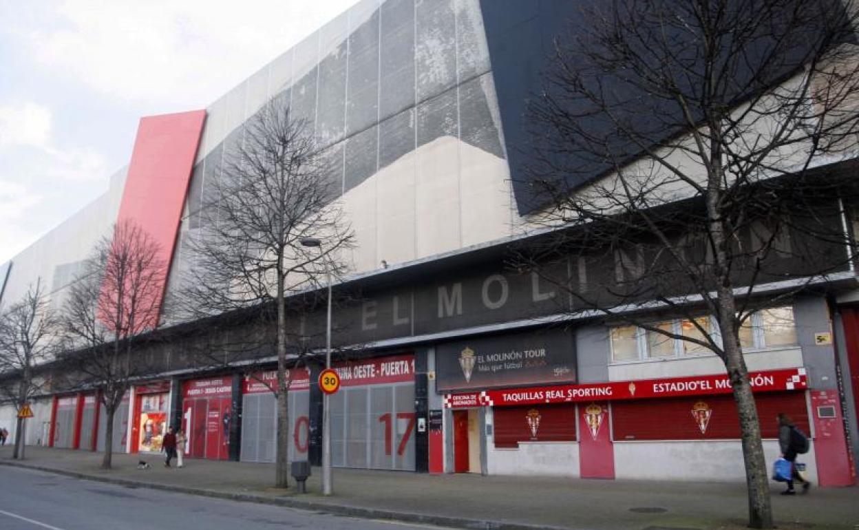 Vista del exterior del estadio de El Molinón este martes, donde un operario que realizaba trabajos de mantenimiento eléctrico en el estadio ha fallecido. 