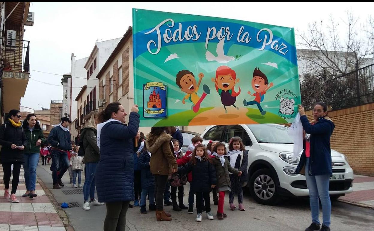 Escolares de Bailén durante el acto por las calles de la localidad. 