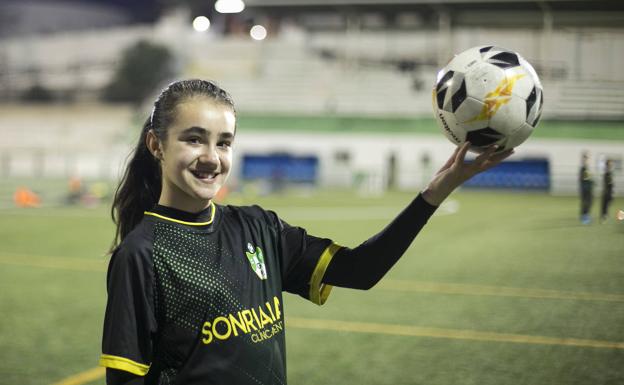 Emma Fernández posa con un balón, su pasión, tras un entrenamiento en el campo de fútbol de Cúllar Vega. 