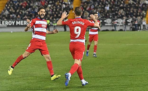 Germán y Soldado celebran su gol. 