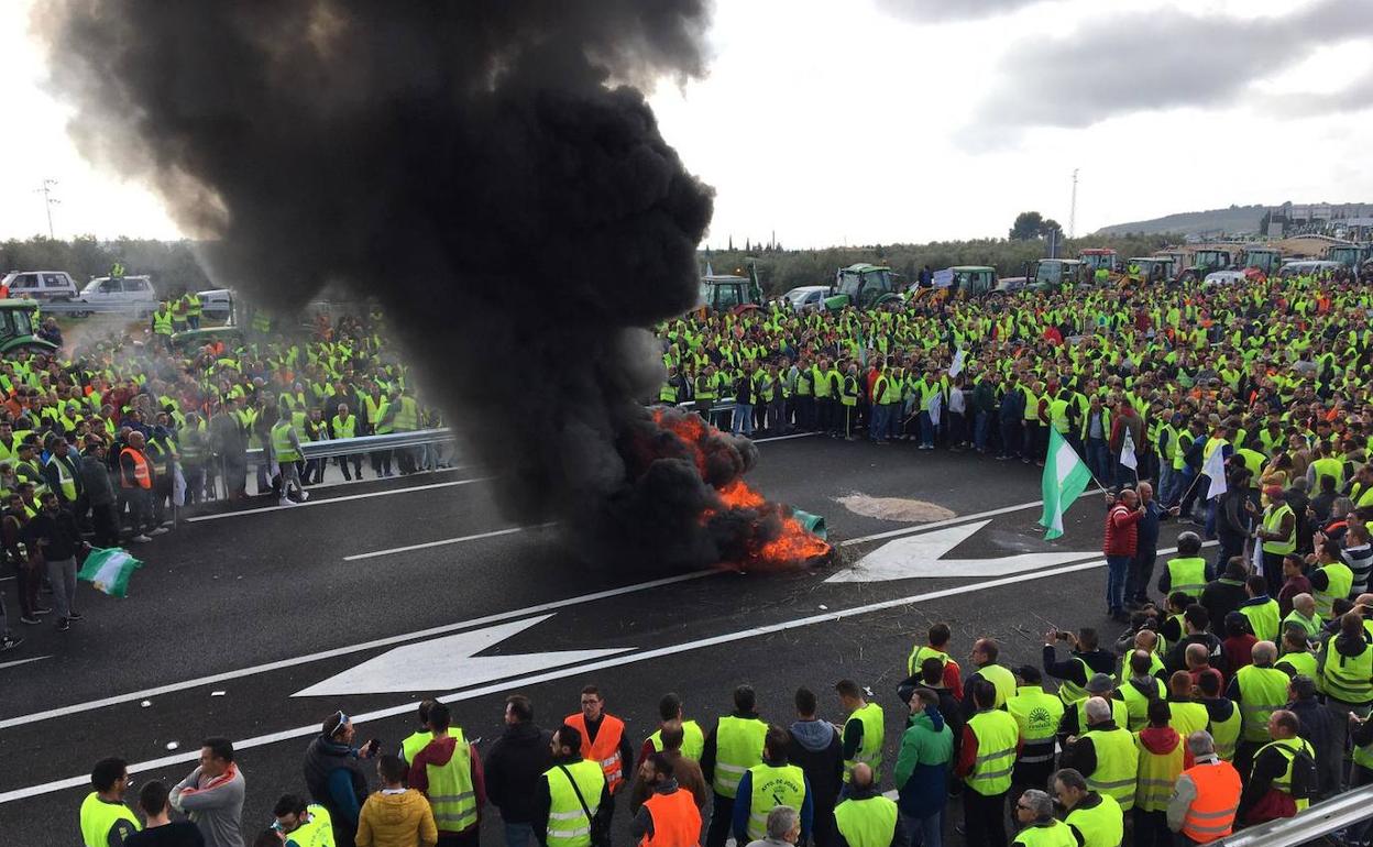 Quema de neumáticos en medio de los carriles de la A-32, en La Loma. 