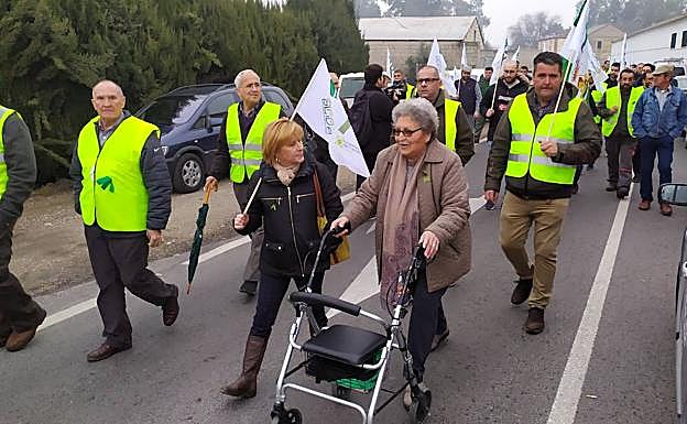 María Salvador Morales, a sus 94 años, con su andador, participó en la marcha. 