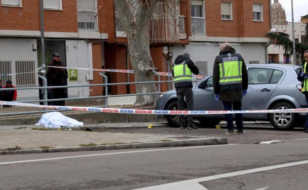 Un hombre ha muerto este miércoles en un tiroteo que ha tenido lugar en la calle Maestro Soler del barrio de San José de Salamanca.. 