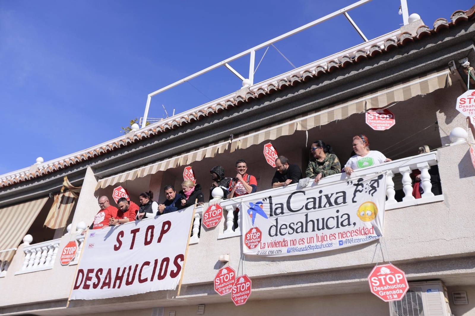 Ana Mari tiene 34 años y vive en La Herradura junto a su hijo de 13 y su madre de 55. Hace tres décadas que residen en una vivienda heredada de sus abuelos. Pero están a punto de quedarse en la calle