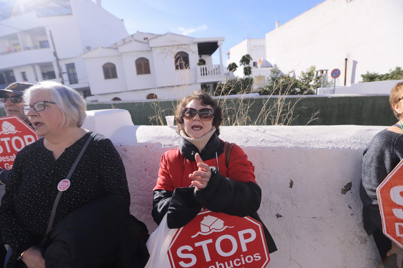 Ana Mari tiene 34 años y vive en La Herradura junto a su hijo de 13 y su madre de 55. Hace tres décadas que residen en una vivienda heredada de sus abuelos. Pero están a punto de quedarse en la calle