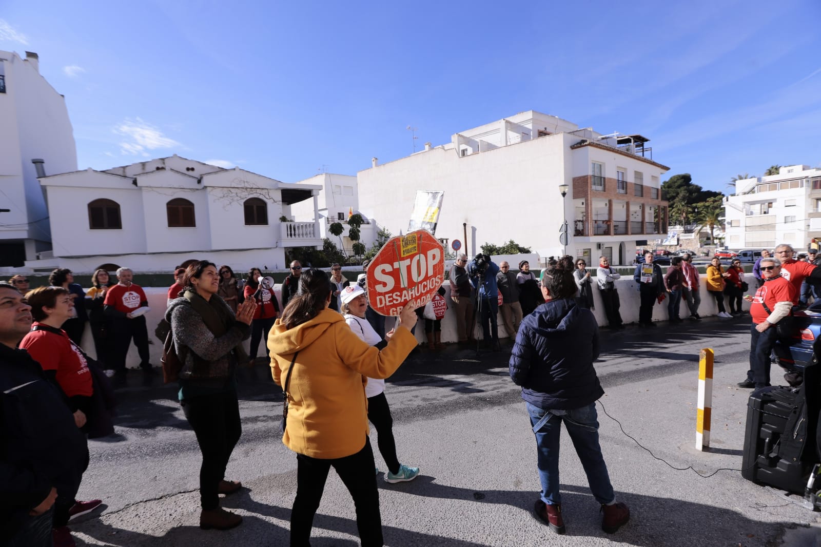 Ana Mari tiene 34 años y vive en La Herradura junto a su hijo de 13 y su madre de 55. Hace tres décadas que residen en una vivienda heredada de sus abuelos. Pero están a punto de quedarse en la calle