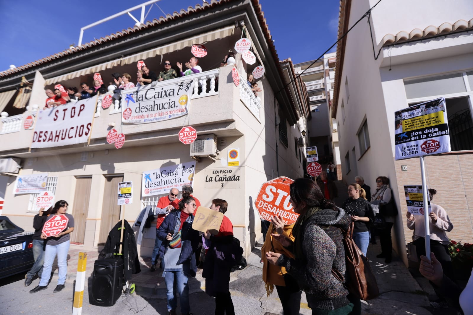 Ana Mari tiene 34 años y vive en La Herradura junto a su hijo de 13 y su madre de 55. Hace tres décadas que residen en una vivienda heredada de sus abuelos. Pero están a punto de quedarse en la calle