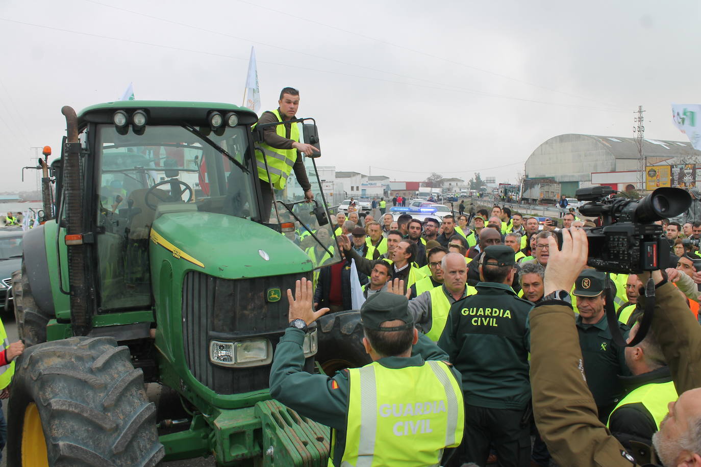 Miles de trabajadores del sector del olivar se han manifestado en toda la provincia de Jaén