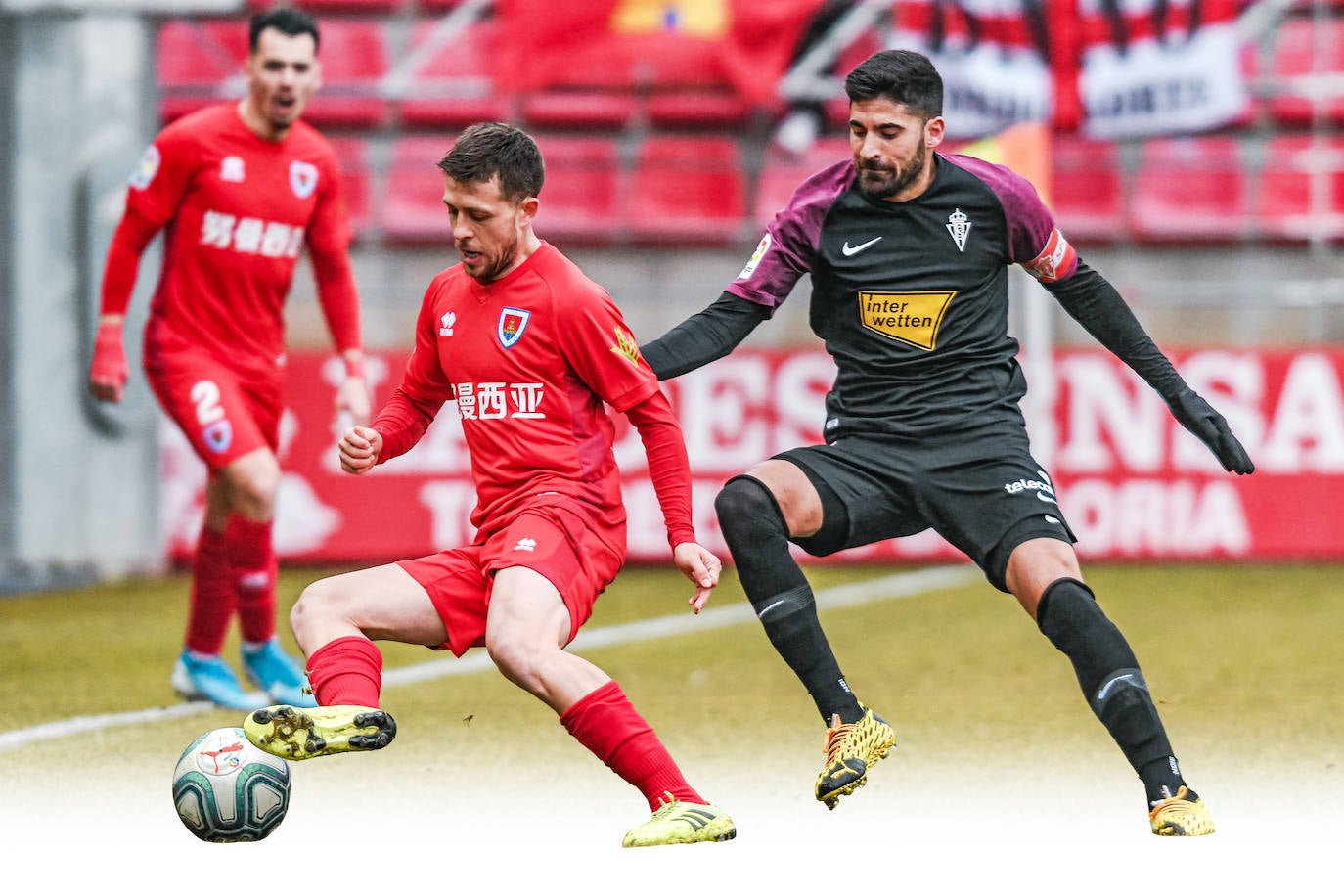 Una jugada del partido de Liga de Segunda División entre el Numancia y el Sporting. 