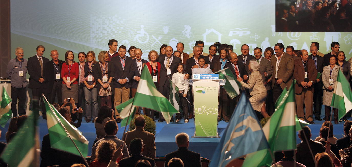 Sebastián Pérez, junto al presidente del PP-A, Javier Arenas y otros líderes del PP, y miembros de la nueva ejecutiva provincial al término del congreso en el que fue reelegido presidente del PP de Granada. Noviembre de 2008