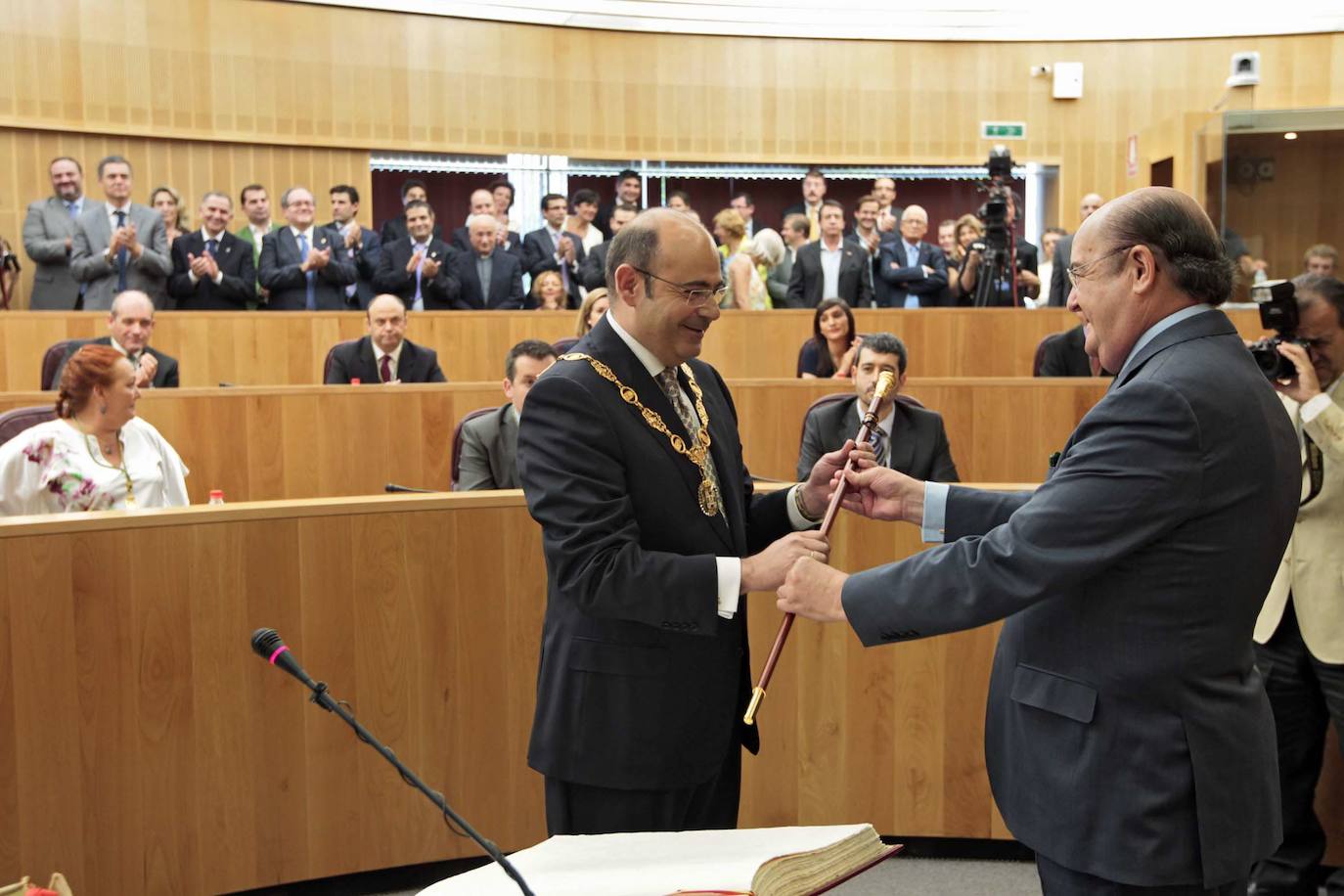 Constitución de la Diputación Provincial de Granada tras las elecciones del 22M de 2011: en la imagen, José María Guadalupe entrega el bastón de mando al nuevo presidente de la Corporación Sebastián Pérez