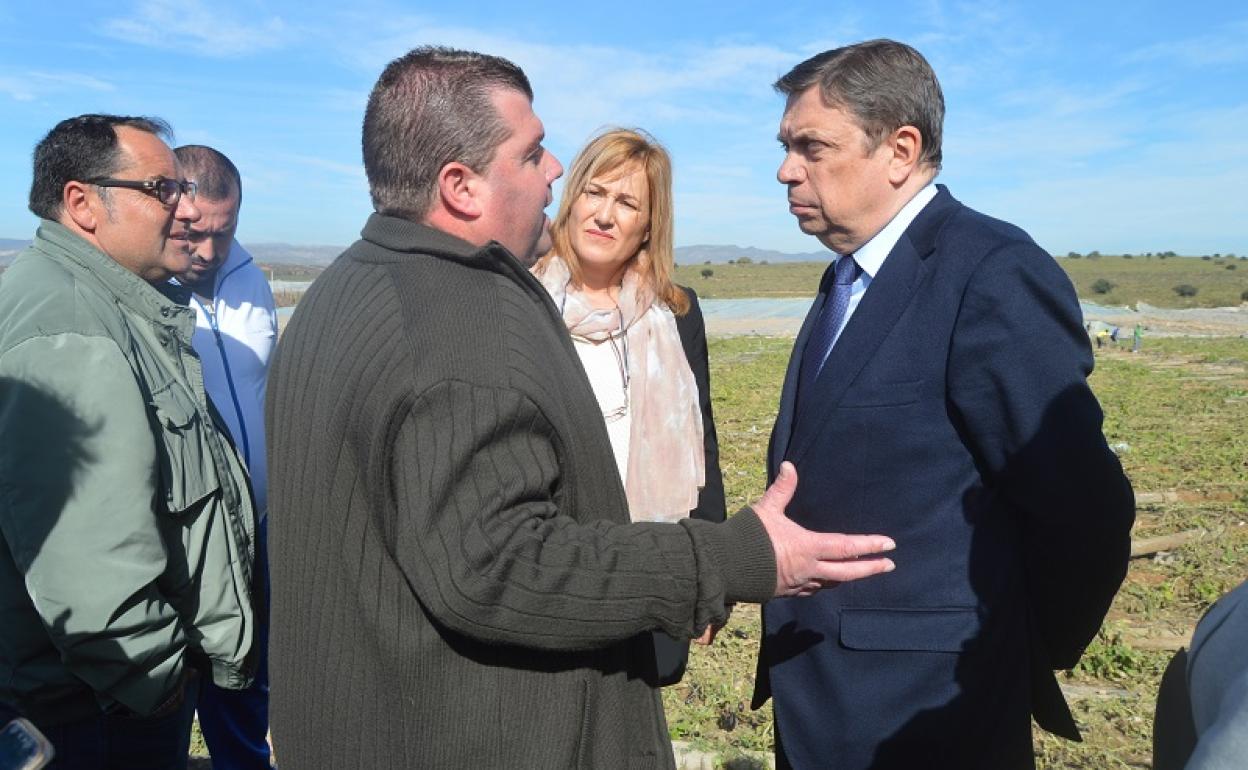 Un agricultor que vio afectada su explotación por la borrasca 'Gloria' conversa con el ministro de Agricultura, en presencia de la alcaldesa y del concejal de Níjar.