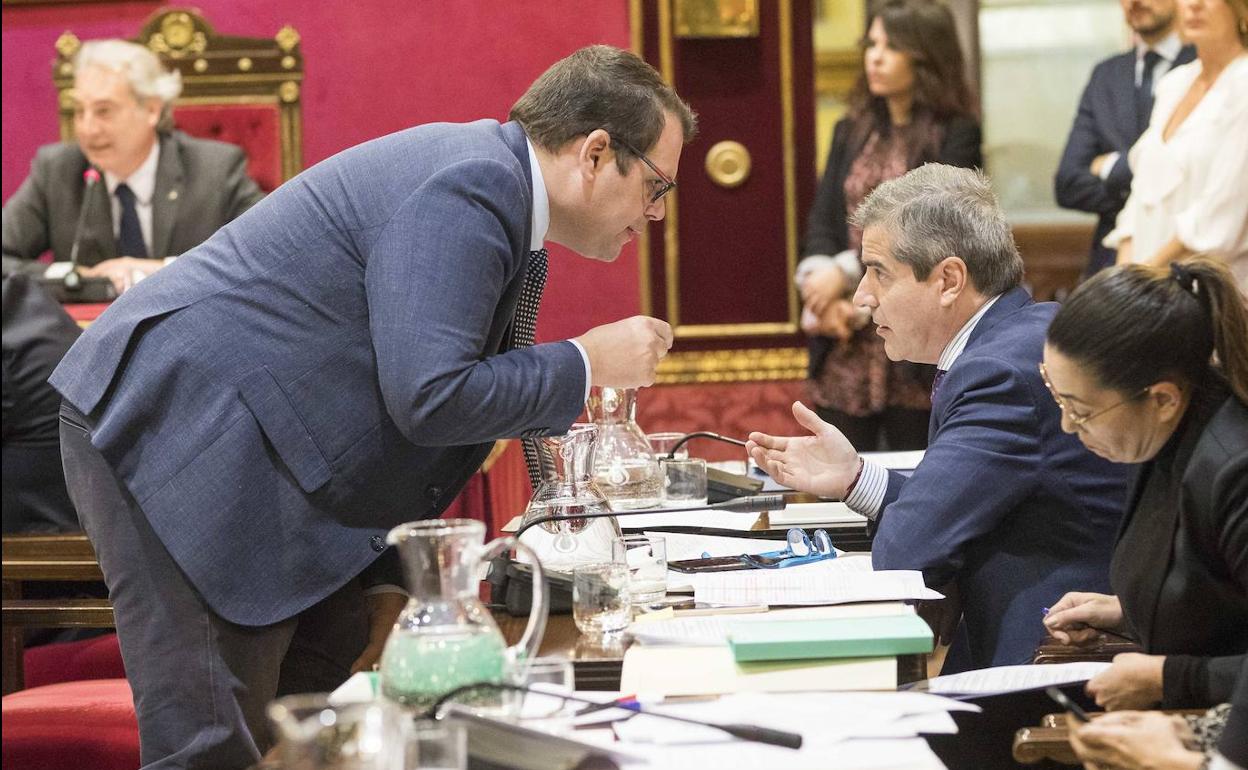 Onofre Mirales charla con César Díaz en el pleno. 