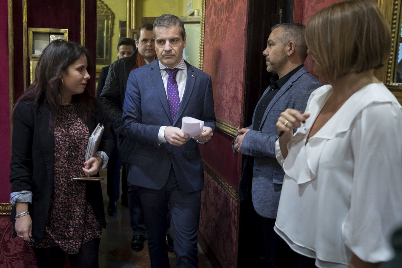 El mandatario popular ha anunciado su salida de la dirección del partido a nivel provincial en el pleno ordinario del Ayuntamiento de Granada 