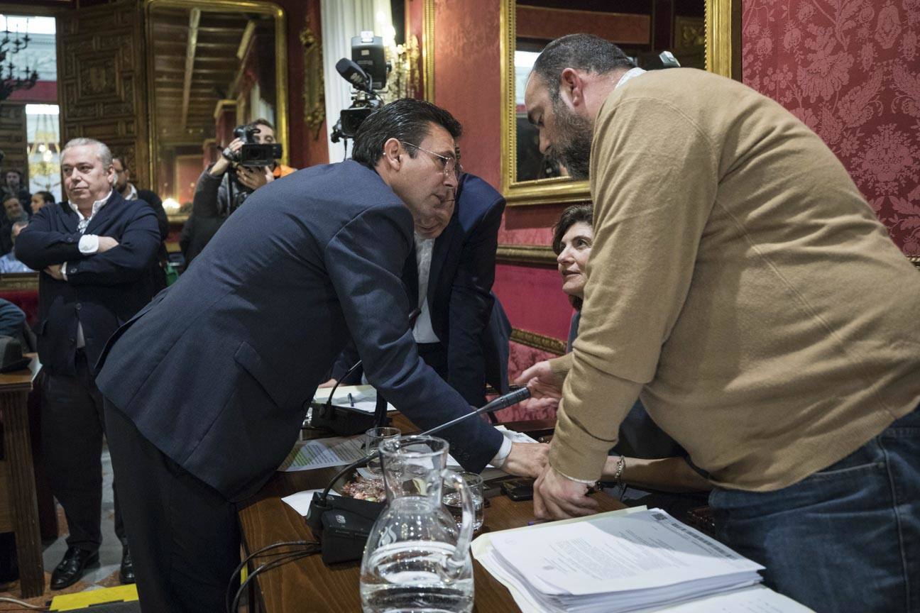 El mandatario popular ha anunciado su salida de la dirección del partido a nivel provincial en el pleno ordinario del Ayuntamiento de Granada 