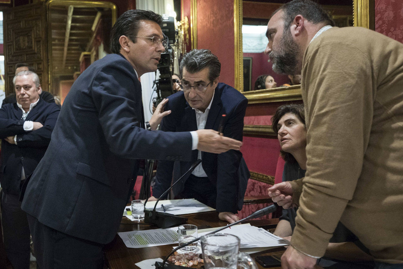 El mandatario popular ha anunciado su salida de la dirección del partido a nivel provincial en el pleno ordinario del Ayuntamiento de Granada 