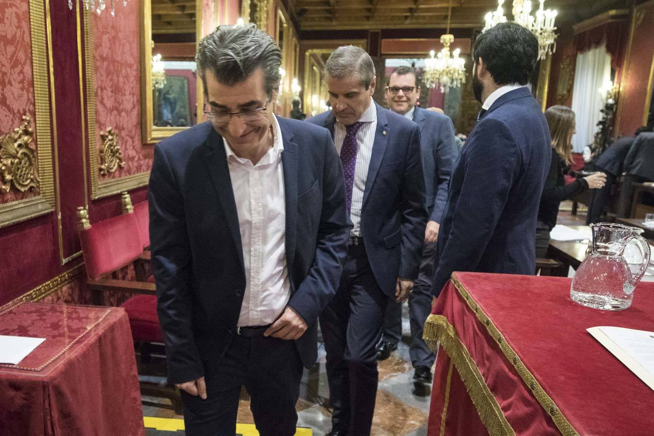 El mandatario popular ha anunciado su salida de la dirección del partido a nivel provincial en el pleno ordinario del Ayuntamiento de Granada 