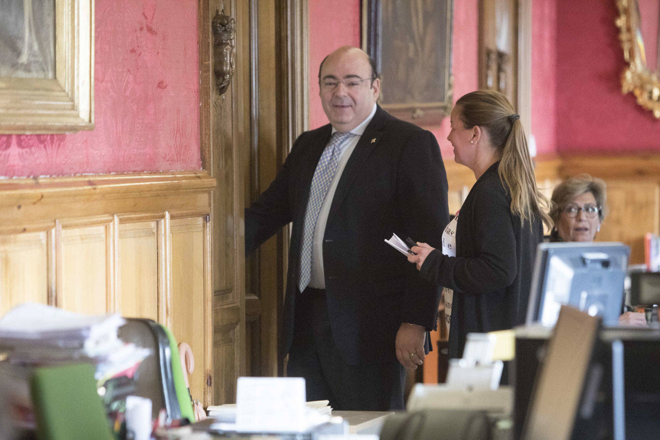 El mandatario popular ha anunciado su salida de la dirección del partido a nivel provincial en el pleno ordinario del Ayuntamiento de Granada 