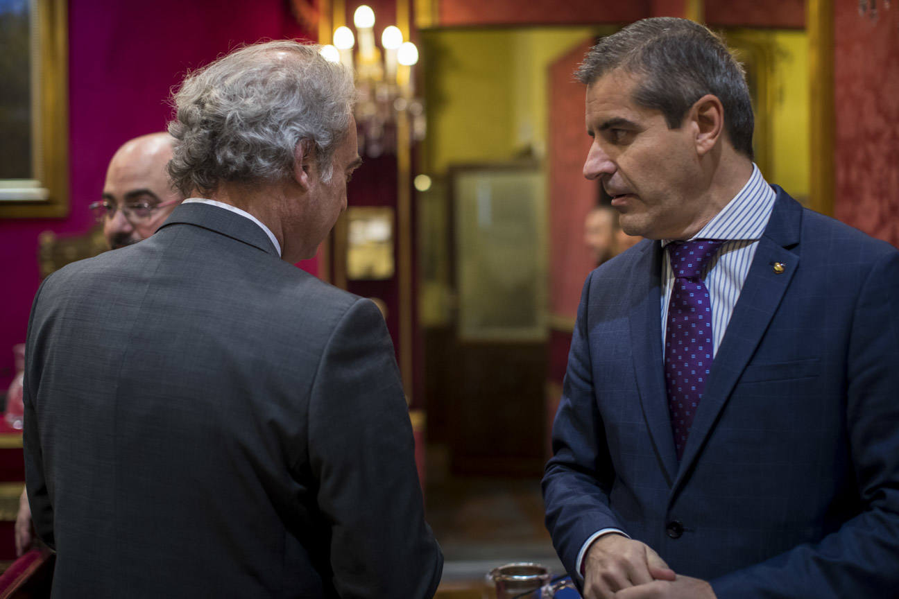 El mandatario popular ha anunciado su salida de la dirección del partido a nivel provincial en el pleno ordinario del Ayuntamiento de Granada 