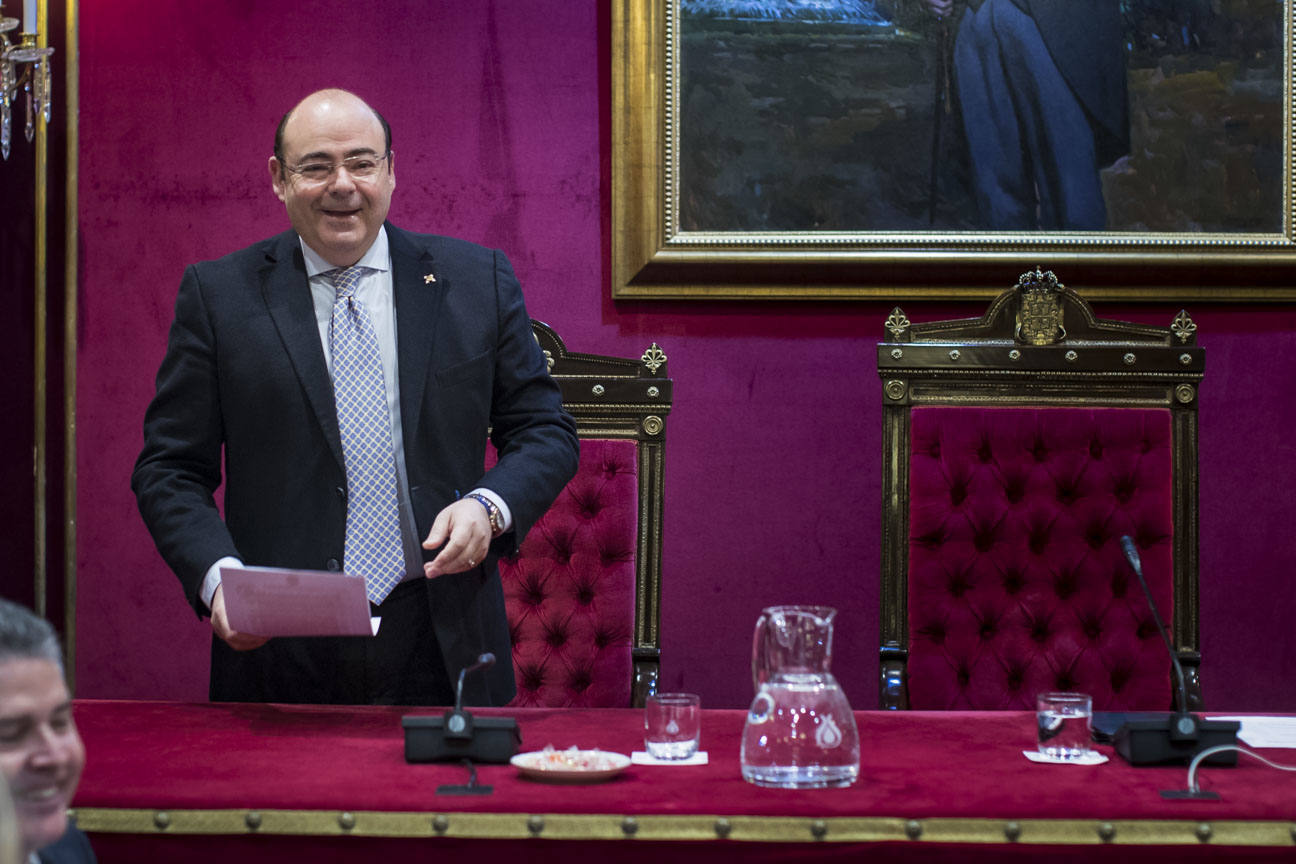 El mandatario popular ha anunciado su salida de la dirección del partido a nivel provincial en el pleno ordinario del Ayuntamiento de Granada 