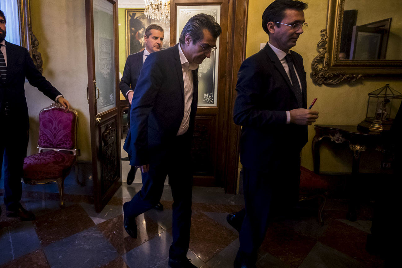 El mandatario popular ha anunciado su salida de la dirección del partido a nivel provincial en el pleno ordinario del Ayuntamiento de Granada 