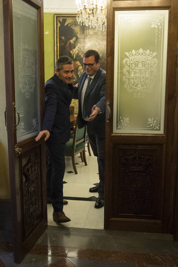 El mandatario popular ha anunciado su salida de la dirección del partido a nivel provincial en el pleno ordinario del Ayuntamiento de Granada 