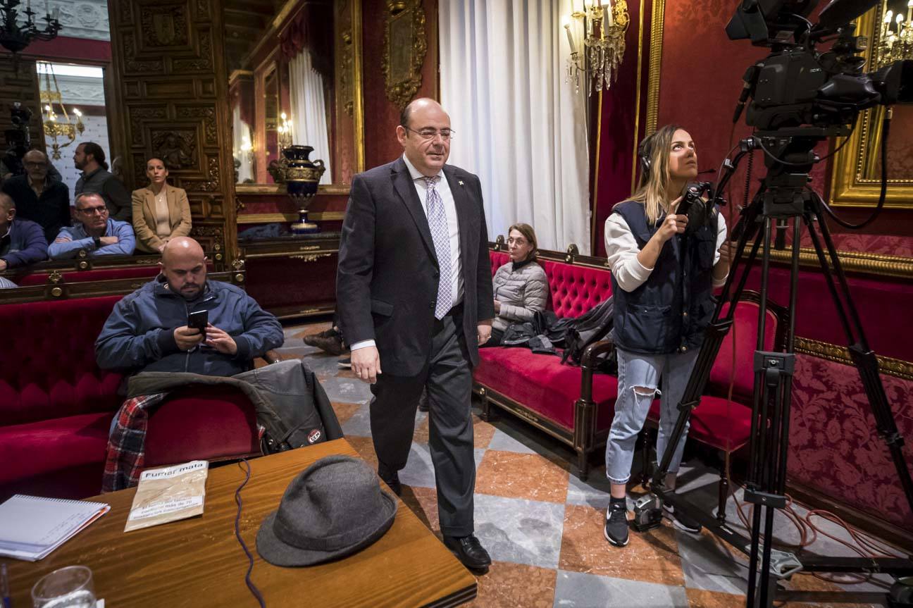 El mandatario popular ha anunciado su salida de la dirección del partido a nivel provincial en el pleno ordinario del Ayuntamiento de Granada 