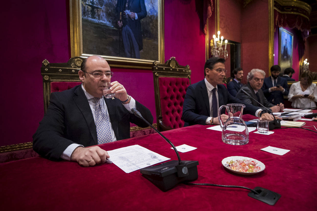 El mandatario popular ha anunciado su salida de la dirección del partido a nivel provincial en el pleno ordinario del Ayuntamiento de Granada 