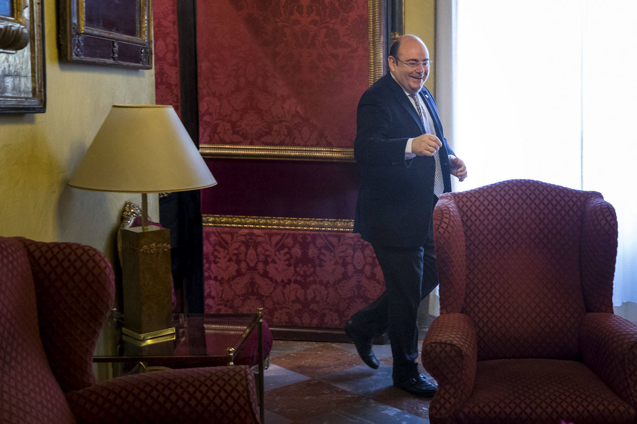 El mandatario popular ha anunciado su salida de la dirección del partido a nivel provincial en el pleno ordinario del Ayuntamiento de Granada 