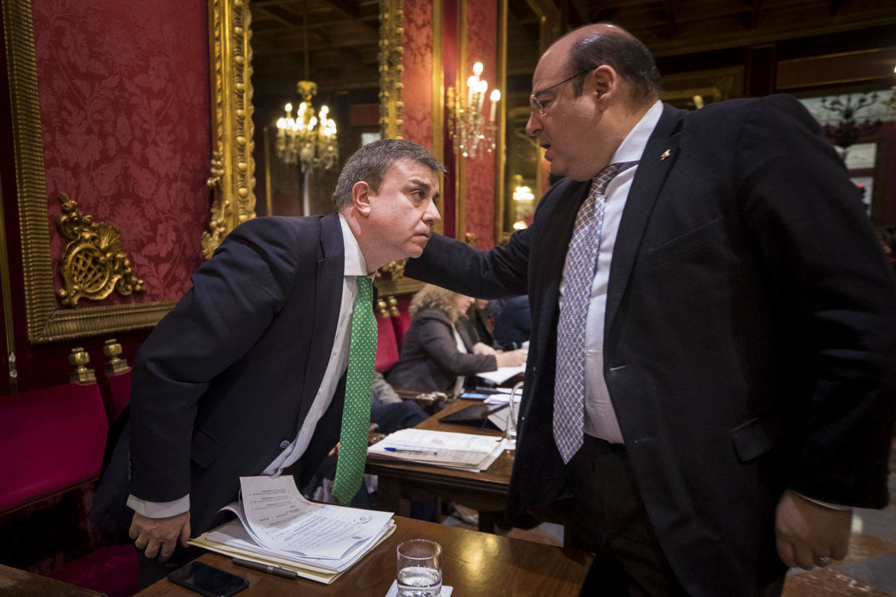 El mandatario popular ha anunciado su salida de la dirección del partido a nivel provincial en el pleno ordinario del Ayuntamiento de Granada 