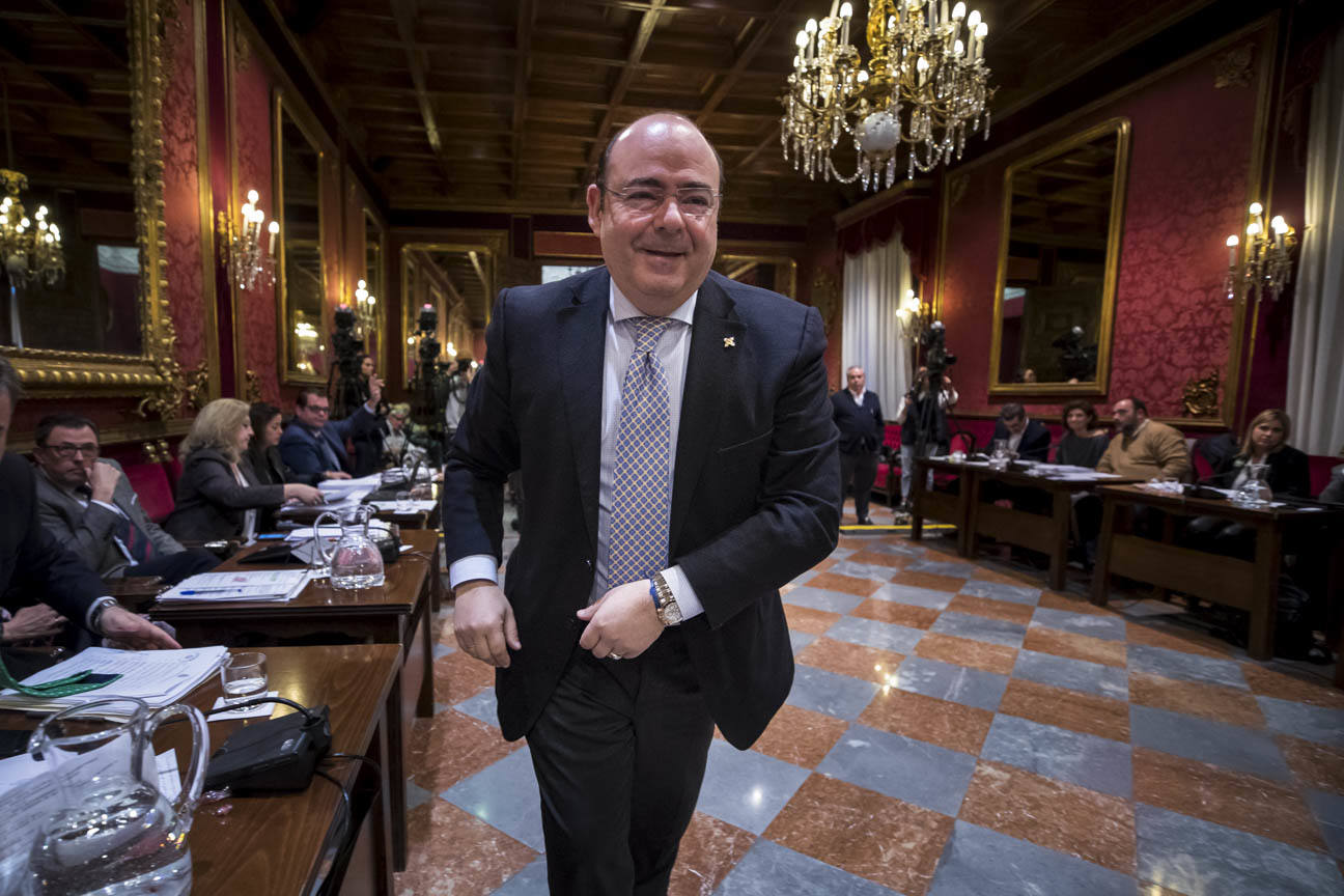 El mandatario popular ha anunciado su salida de la dirección del partido a nivel provincial en el pleno ordinario del Ayuntamiento de Granada 