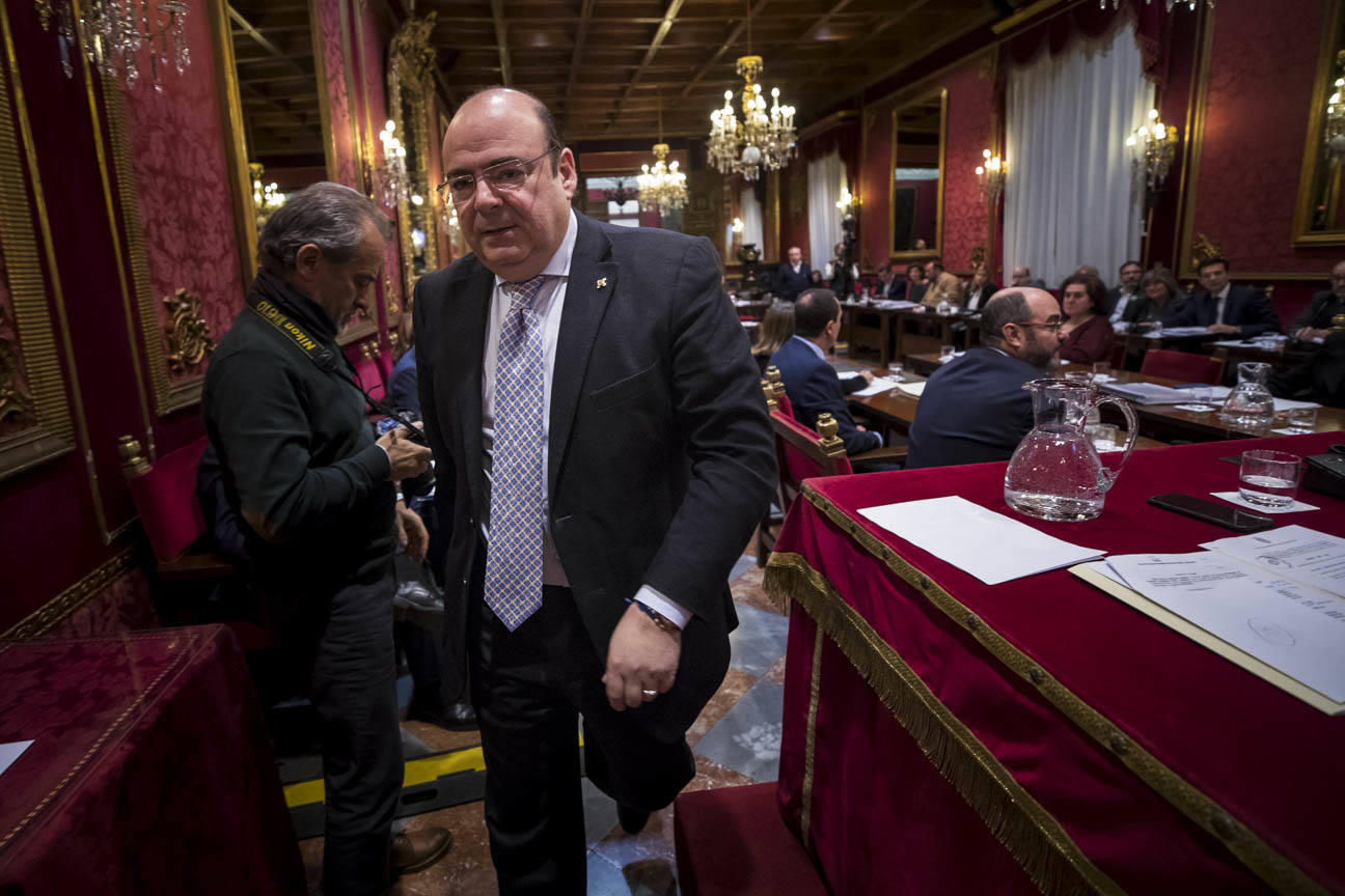 El mandatario popular ha anunciado su salida de la dirección del partido a nivel provincial en el pleno ordinario del Ayuntamiento de Granada 