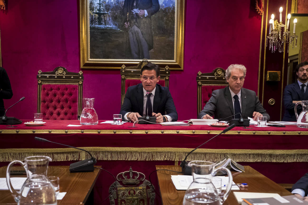 El mandatario popular ha anunciado su salida de la dirección del partido a nivel provincial en el pleno ordinario del Ayuntamiento de Granada 