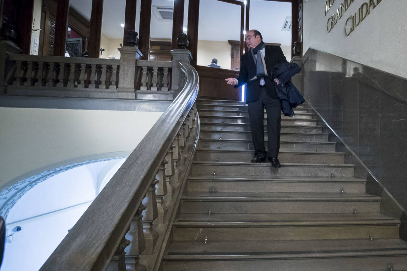 El mandatario popular ha anunciado su salida de la dirección del partido a nivel provincial en el pleno ordinario del Ayuntamiento de Granada 