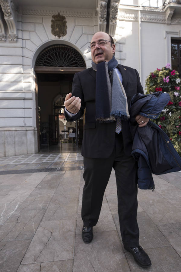 El mandatario popular ha anunciado su salida de la dirección del partido a nivel provincial en el pleno ordinario del Ayuntamiento de Granada 