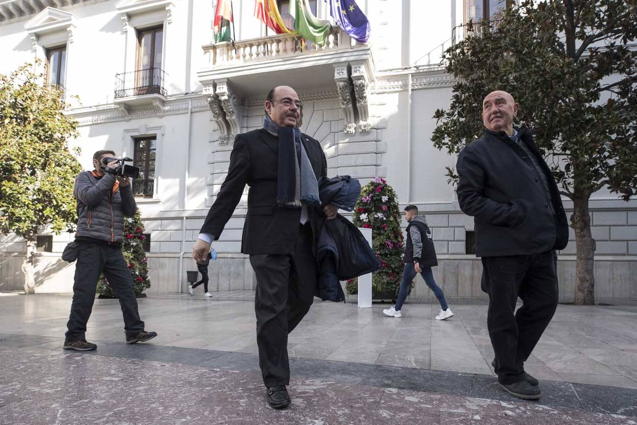 El mandatario popular ha anunciado su salida de la dirección del partido a nivel provincial en el pleno ordinario del Ayuntamiento de Granada 