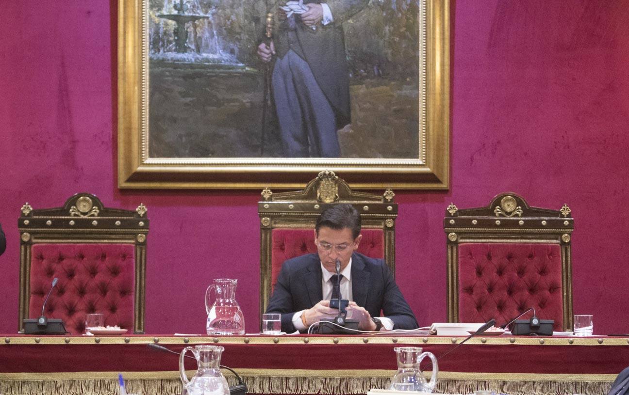 El mandatario popular ha anunciado su salida de la dirección del partido a nivel provincial en el pleno ordinario del Ayuntamiento de Granada 