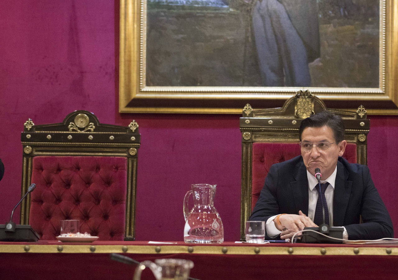 El mandatario popular ha anunciado su salida de la dirección del partido a nivel provincial en el pleno ordinario del Ayuntamiento de Granada 