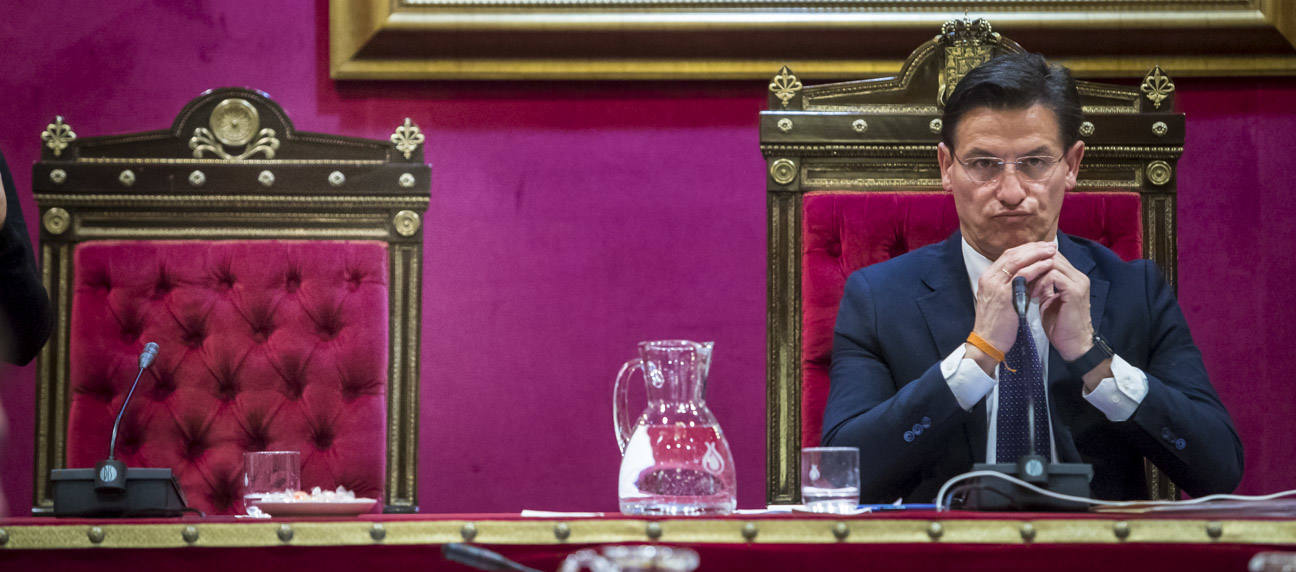 El mandatario popular ha anunciado su salida de la dirección del partido a nivel provincial en el pleno ordinario del Ayuntamiento de Granada 