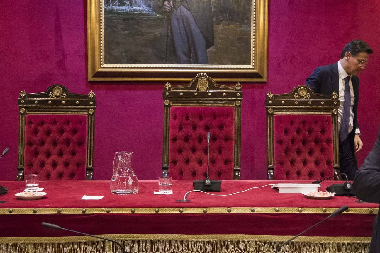 El mandatario popular ha anunciado su salida de la dirección del partido a nivel provincial en el pleno ordinario del Ayuntamiento de Granada 