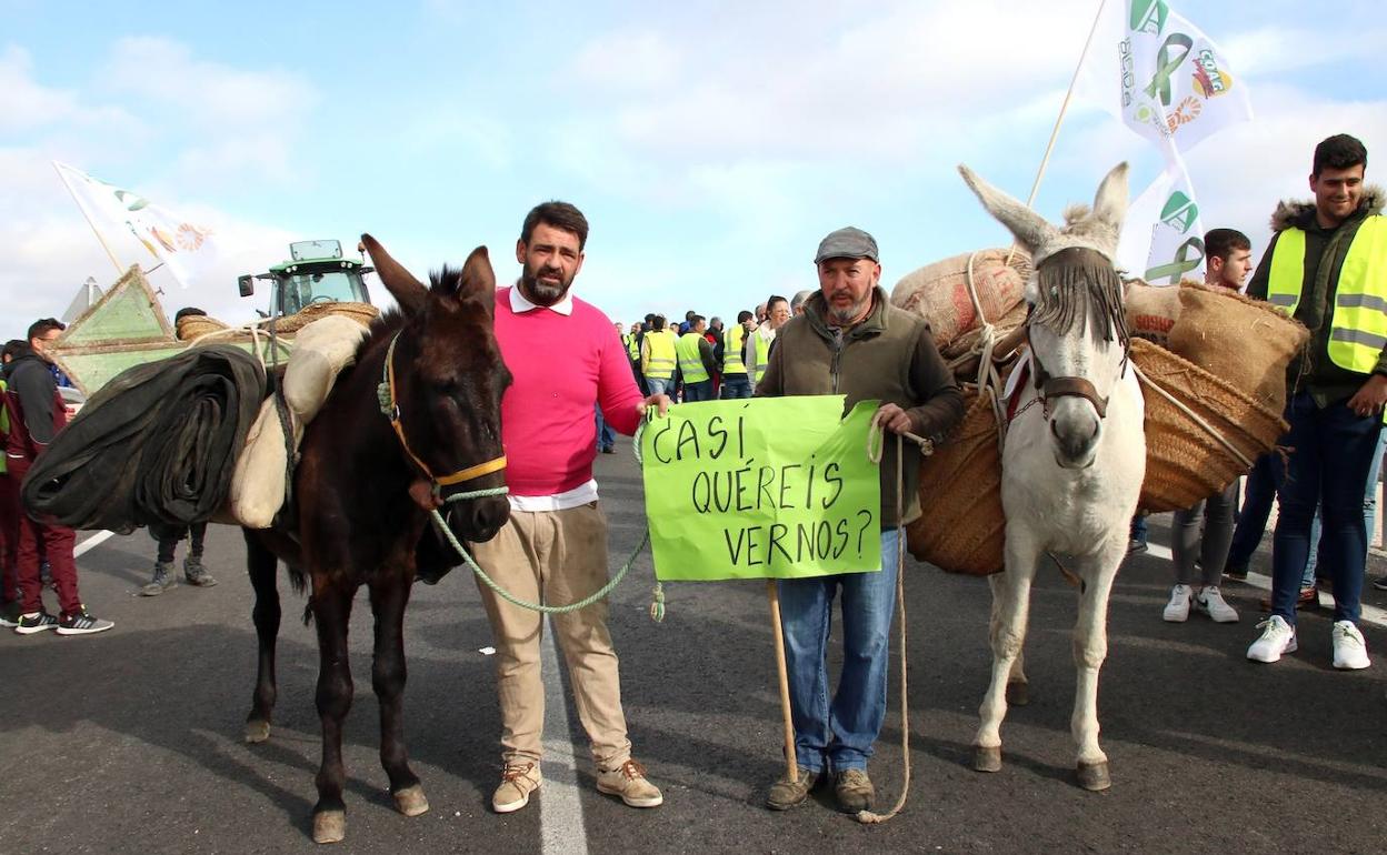 Dos agricultores que participaron ayer en la protestas en la A-32. ROMÁN