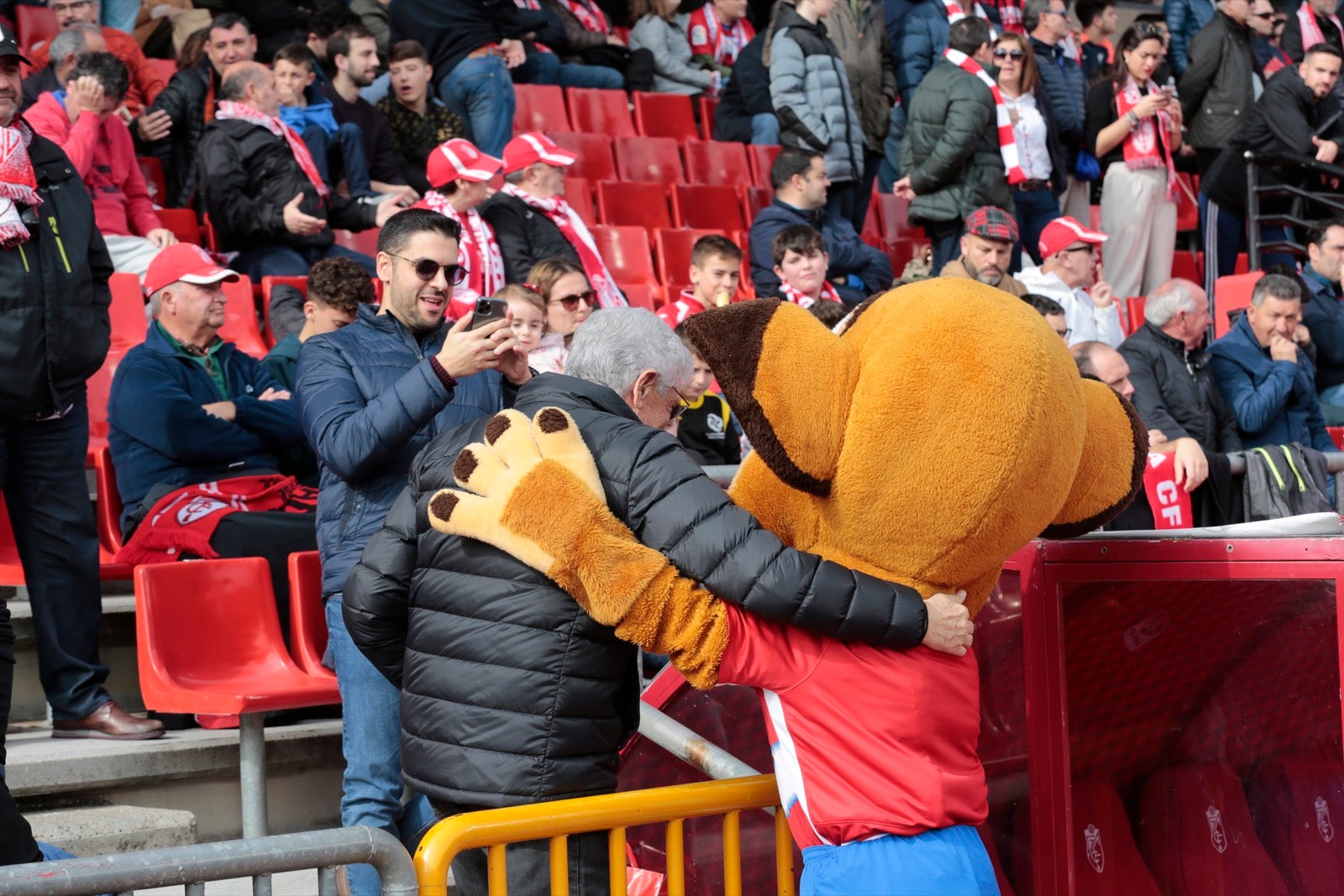 ¿Has estado en el choque de este mediodía en el campo del Zaidín? Aquí te puedes buscar