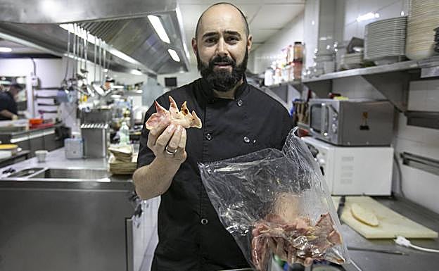 Receta para hacer crestas de gallo: A la brasa y con puré de patatas