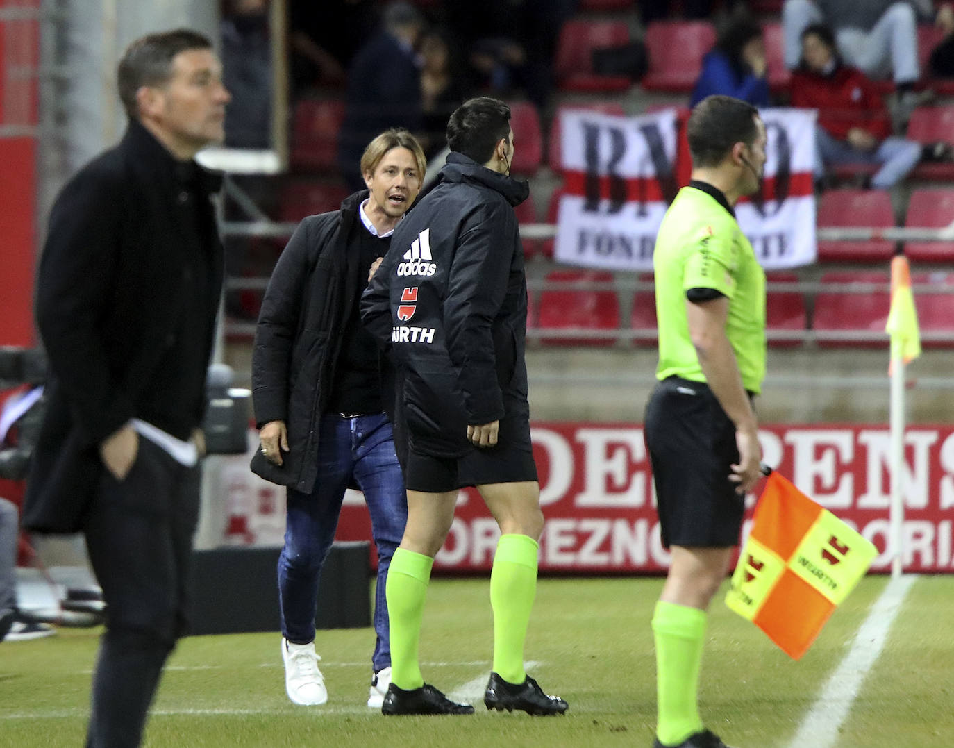 José María Gutiérrez le hace observaciones al cuarto árbitro. 