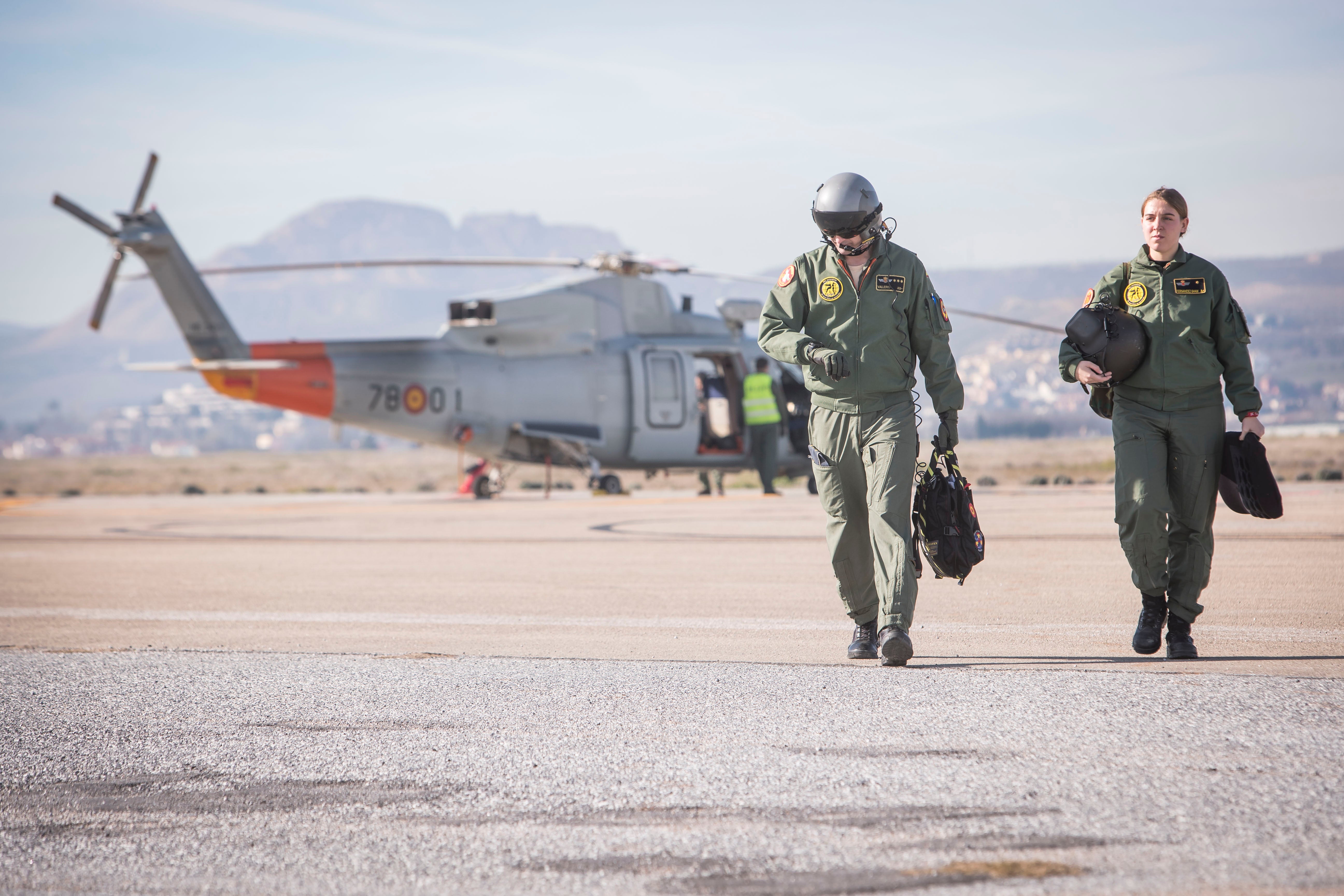 Es crucial volar continuamente para estar preparados ante cualquier contingencia. Dentro, el piloto comprueba que todo los parámetros se cumplan a rajatabla