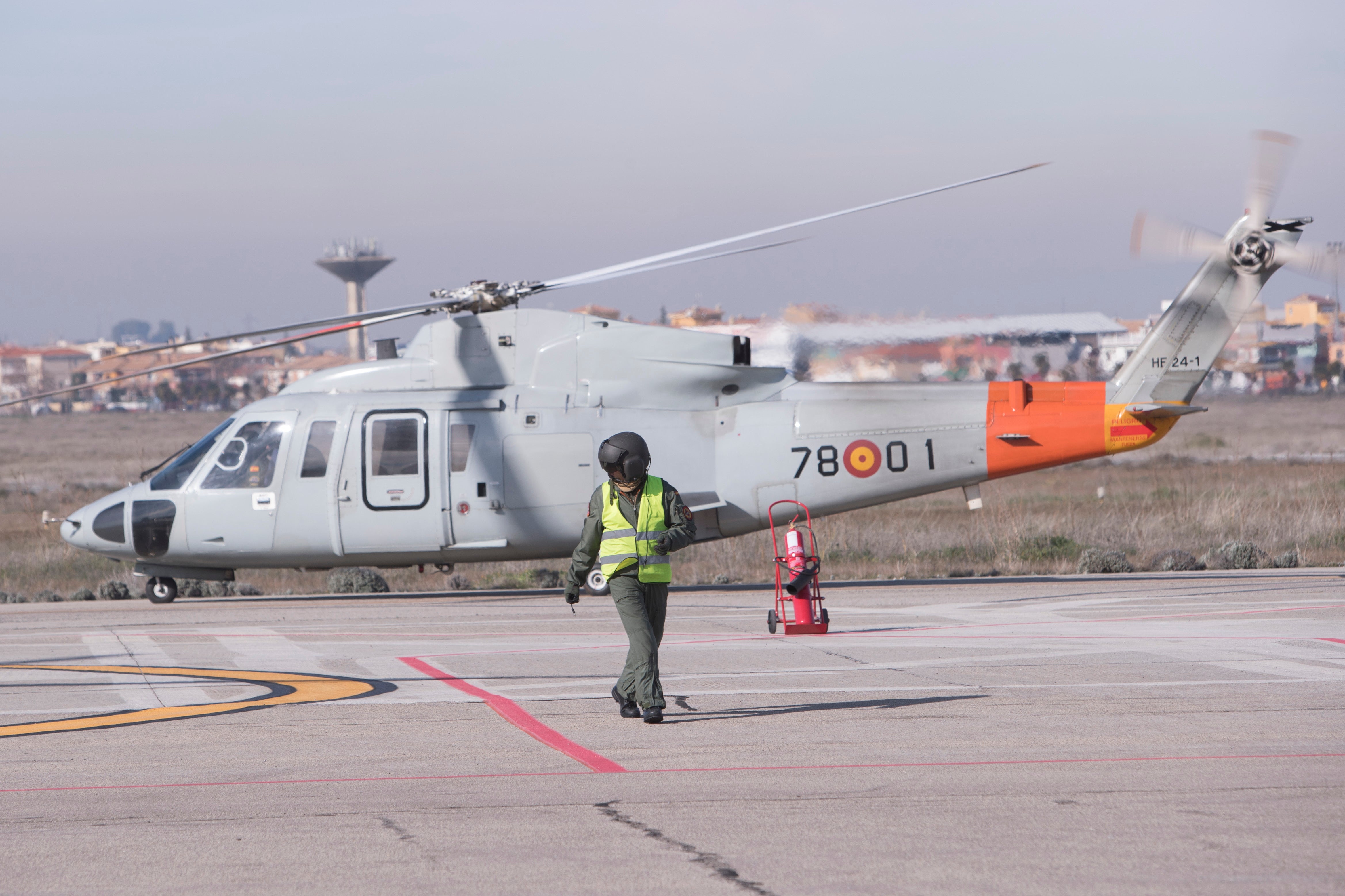 Es crucial volar continuamente para estar preparados ante cualquier contingencia. Dentro, el piloto comprueba que todo los parámetros se cumplan a rajatabla