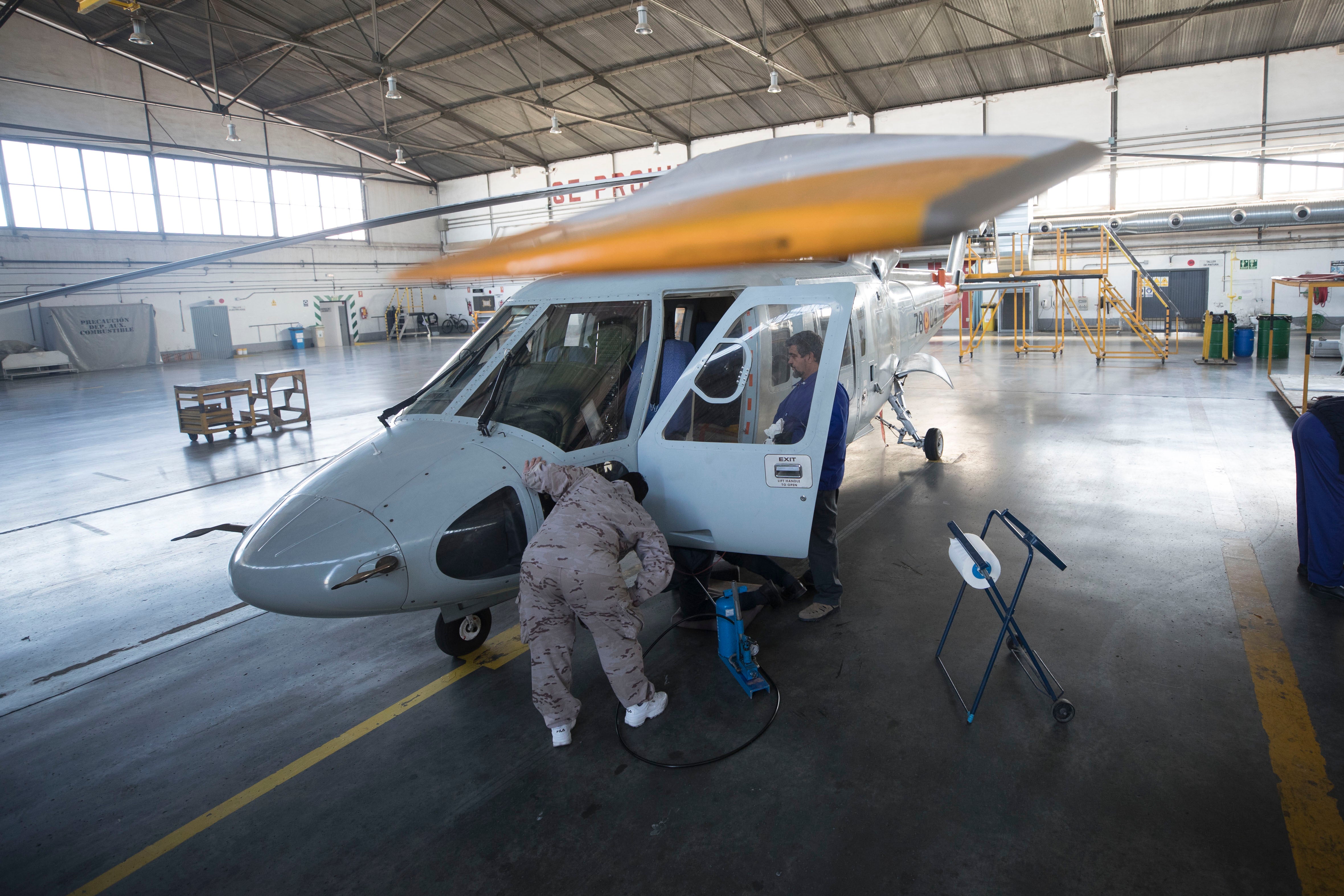 Es crucial volar continuamente para estar preparados ante cualquier contingencia. Dentro, el piloto comprueba que todo los parámetros se cumplan a rajatabla