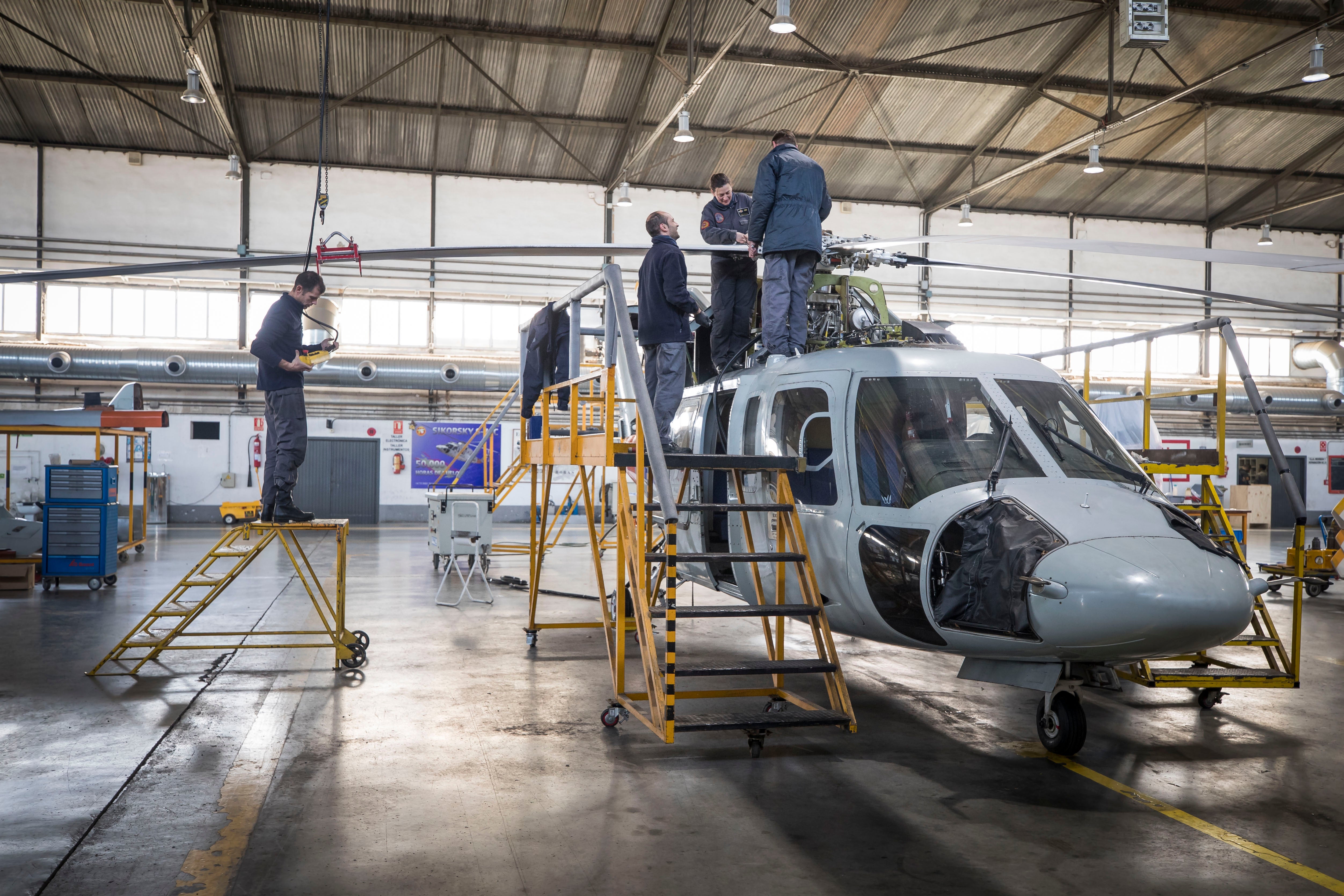 Es crucial volar continuamente para estar preparados ante cualquier contingencia. Dentro, el piloto comprueba que todo los parámetros se cumplan a rajatabla