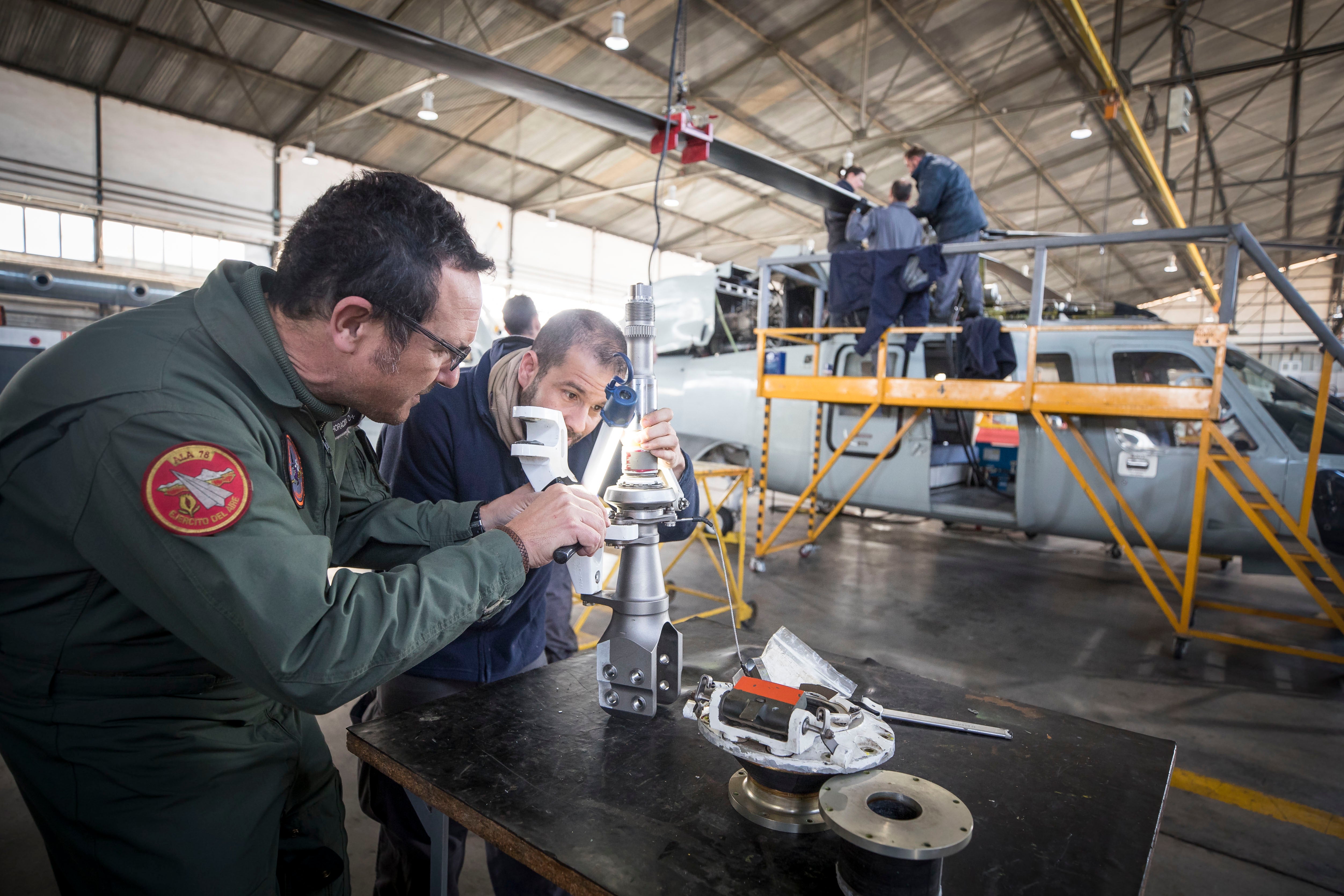 Es crucial volar continuamente para estar preparados ante cualquier contingencia. Dentro, el piloto comprueba que todo los parámetros se cumplan a rajatabla