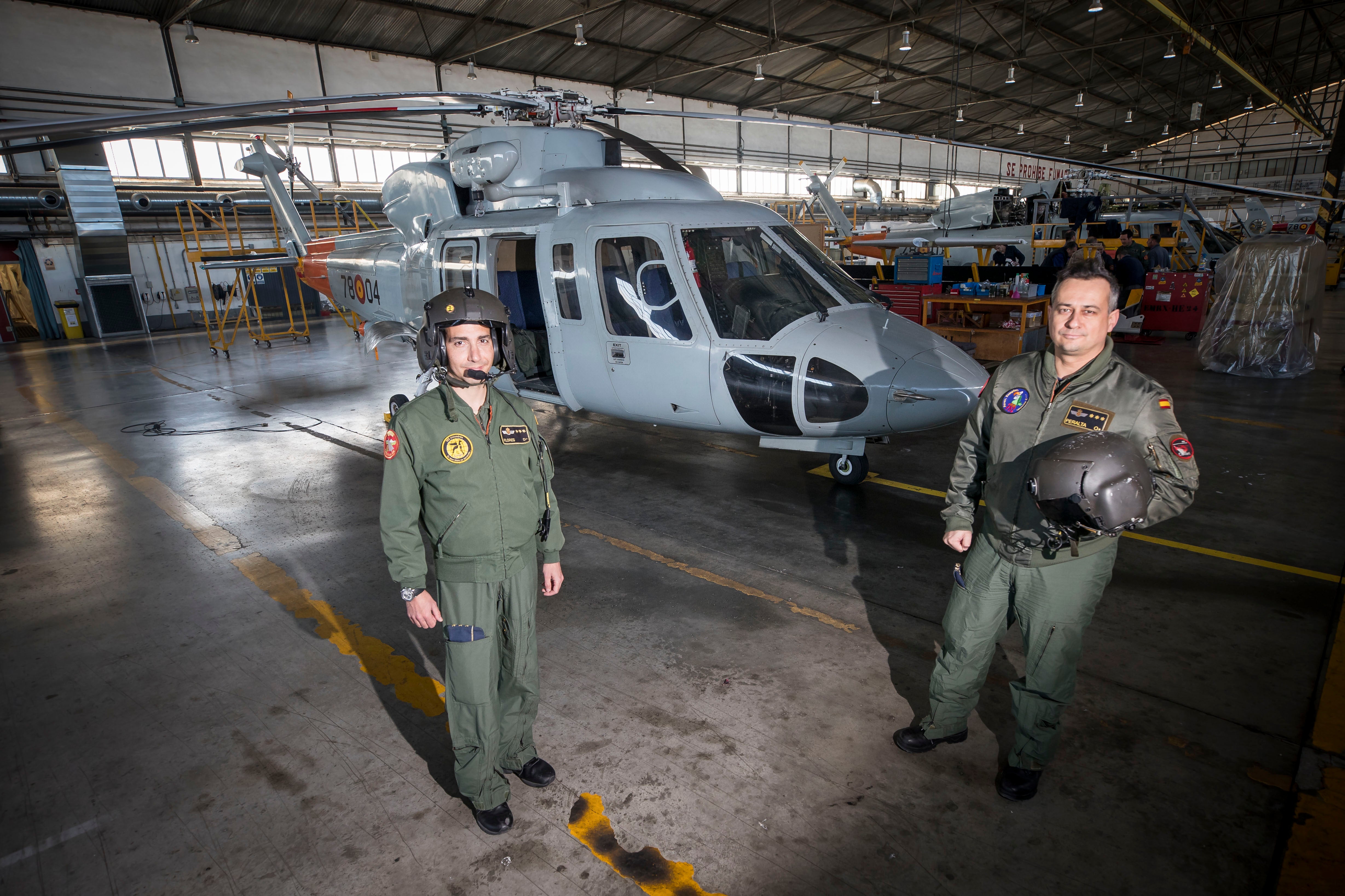Es crucial volar continuamente para estar preparados ante cualquier contingencia. Dentro, el piloto comprueba que todo los parámetros se cumplan a rajatabla